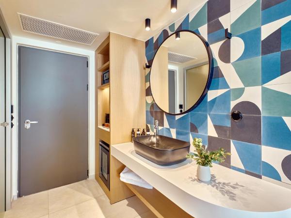 Paralos Kosta Alímia : photo 6 de la chambre chambre double avec accès direct à la piscine - vue latérale sur mer