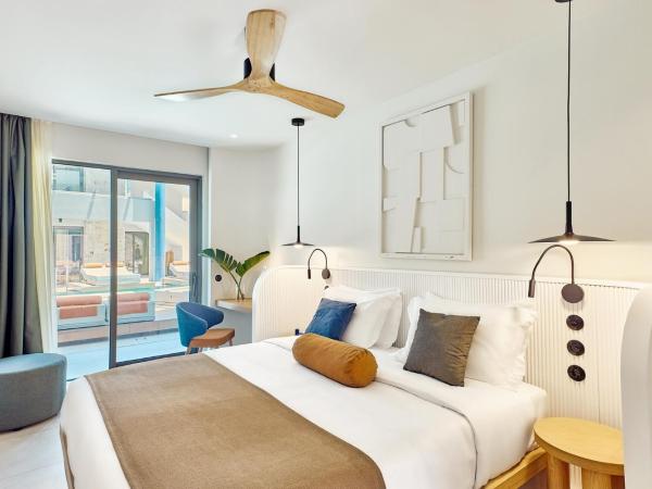 Paralos Kosta Alímia : photo 5 de la chambre chambre double avec accès direct à la piscine - vue latérale sur mer