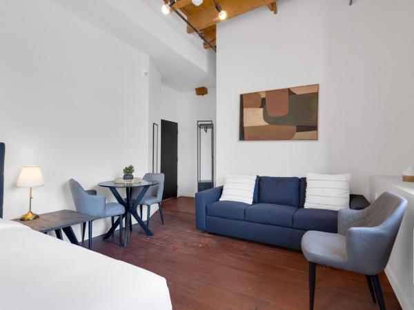 The Little Prince Rooms-Old Montreal : photo 6 de la chambre chambre quadruple avec salle de bains commune