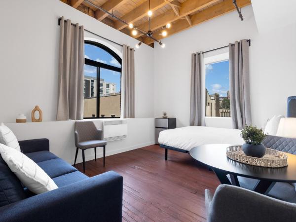 The Little Prince Rooms-Old Montreal : photo 1 de la chambre chambre quadruple avec salle de bains commune