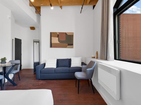 The Little Prince Rooms-Old Montreal : photo 2 de la chambre chambre quadruple avec salle de bains commune