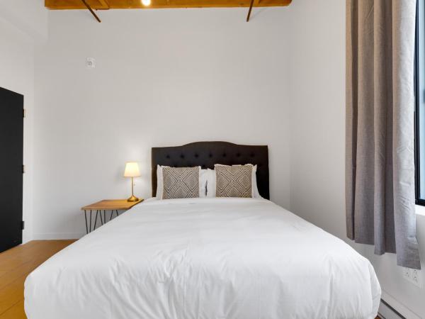 The Little Prince Rooms-Old Montreal : photo 9 de la chambre chambre lit queen-size avec salle de bains commune