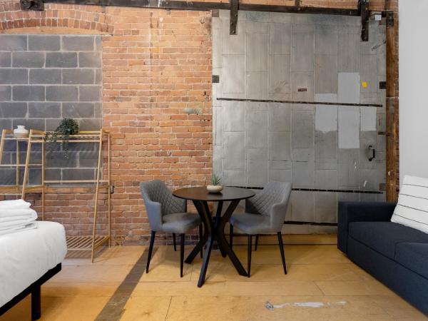 The Little Prince Rooms-Old Montreal : photo 8 de la chambre chambre quadruple avec salle de bains commune