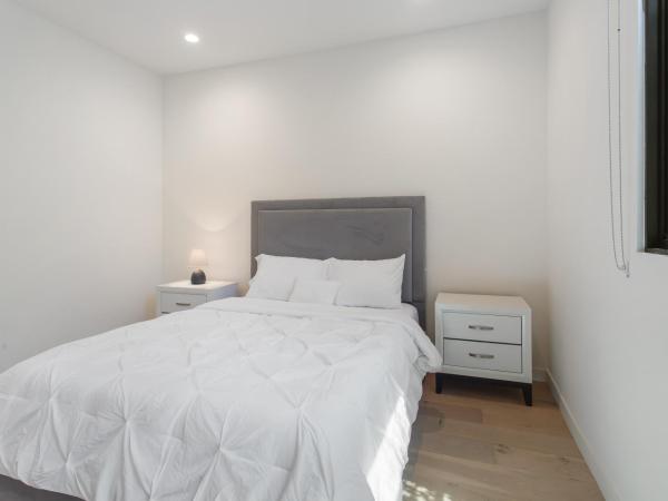 West Side Prime Location 2 Bedroom with Pool : photo 4 de la chambre chambre double avec balcon