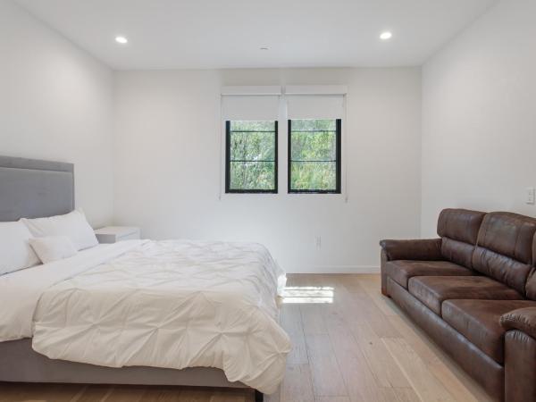 West Side Prime Location 2 Bedroom with Pool : photo 3 de la chambre chambre double avec balcon