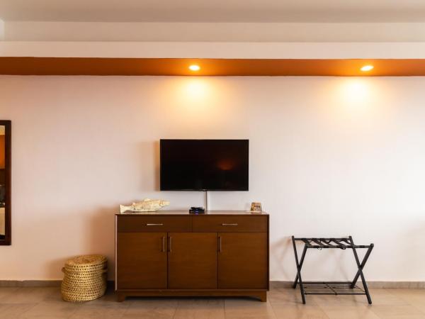 The Paramar Beachfront Boutique Hotel With Breakfast Included - Downtown Malecon : photo 3 de la chambre suite master premium master côté plage avec 2 lits queen-size et 1 lit king-size