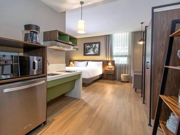 Staybridge Suites - Guadalajara Novena, an IHG Hotel : photo 7 de la chambre chambre lit king-size - baignoire accessible aux personnes à mobilité réduite/non-fumeurs