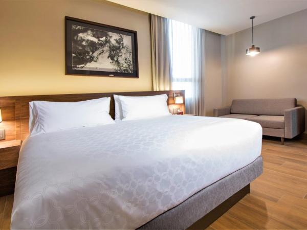 Staybridge Suites - Guadalajara Novena, an IHG Hotel : photo 8 de la chambre chambre lit king-size - baignoire accessible aux personnes à mobilité réduite/non-fumeurs