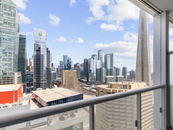 2bedroom CN Tower WATER VIEWS - Free Parking - rooftop pool : photo 1 de la chambre appartement 2 chambres - vue sur lac