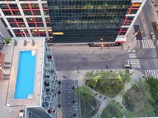 2bedroom CN Tower WATER VIEWS - Free Parking - rooftop pool : photo 3 de la chambre appartement 2 chambres - vue sur lac