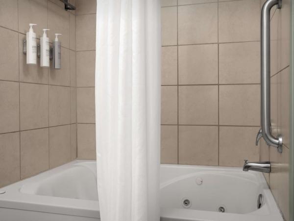 Hilton Garden Inn Columbia/Harbison : photo 8 de la chambre chambre lit king-size avec baignoire spa