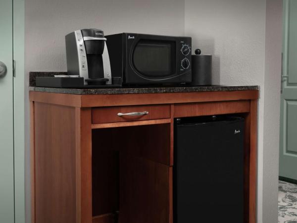 Hilton Garden Inn Columbia/Harbison : photo 5 de la chambre chambre lit king-size avec douche accessible en fauteuil roulant - adaptée aux personnes à mobilité réduite