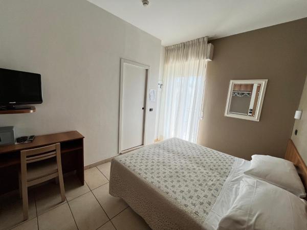 Hotel Berenice : photo 7 de la chambre chambre double ou lits jumeaux avec balcon