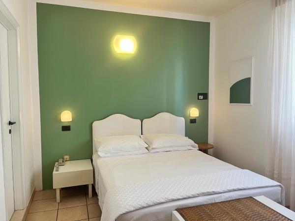 Hotel Berenice : photo 3 de la chambre chambre double ou lits jumeaux avec balcon