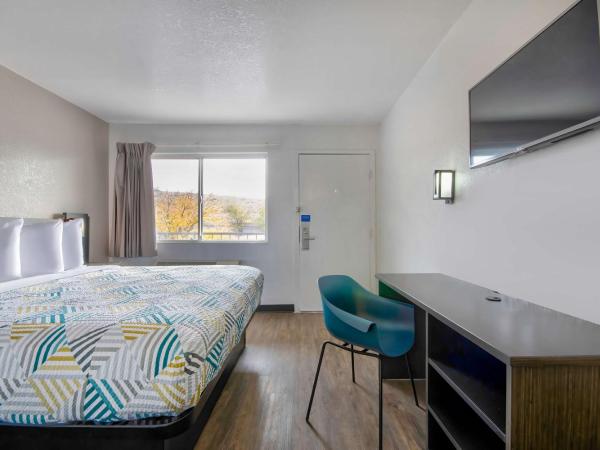 Motel 6-Albuquerque, NM - Midtown : photo 1 de la chambre chambre lit king-size - non-fumeurs