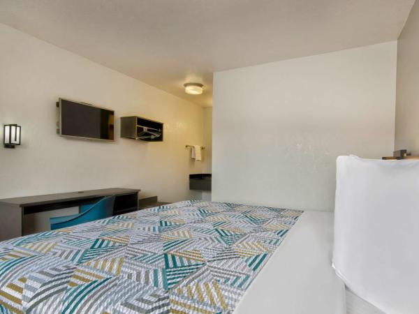 Studio 6 Albuquerque NM Midtown : photo 2 de la chambre chambre lit king-size standard