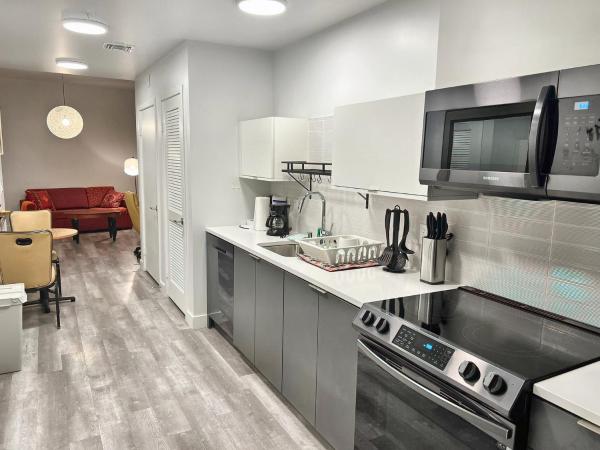 Hollywood Homes minutes to everything SPACIOUS AND FREE PARKING : photo 9 de la chambre studio apartment at melrose