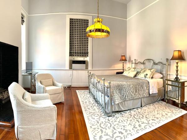 French Quarter Lanaux Mansion Bed and Breakfast : photo 4 de la chambre chambre lit king-size deluxe