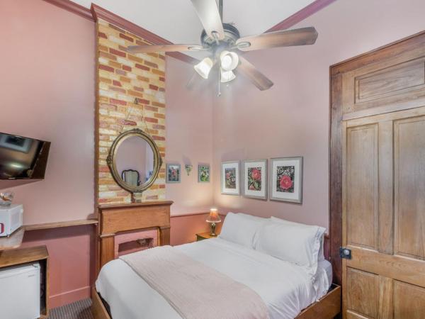 Royal Barracks Guest House : photo 1 de la chambre chambre lit queen-size