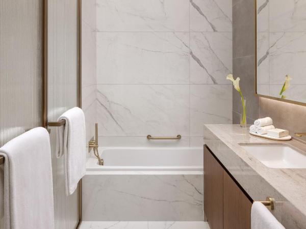 InterContinental Residences Dubai Business Bay, an IHG Hotel : photo 1 de la chambre two-bedroom apartment with balcony and canal view