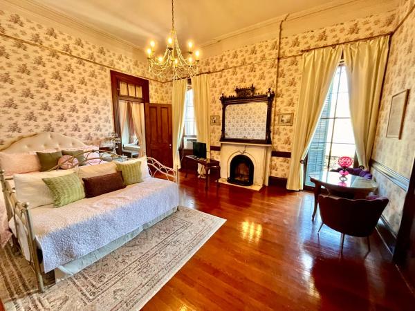 French Quarter Lanaux Mansion Bed and Breakfast : photo 5 de la chambre suite familiale avec balcon