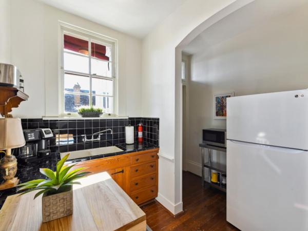 French Quarter Lanaux Mansion Bed and Breakfast : photo 5 de la chambre chambre double ou lits jumeaux deluxe avec balcon