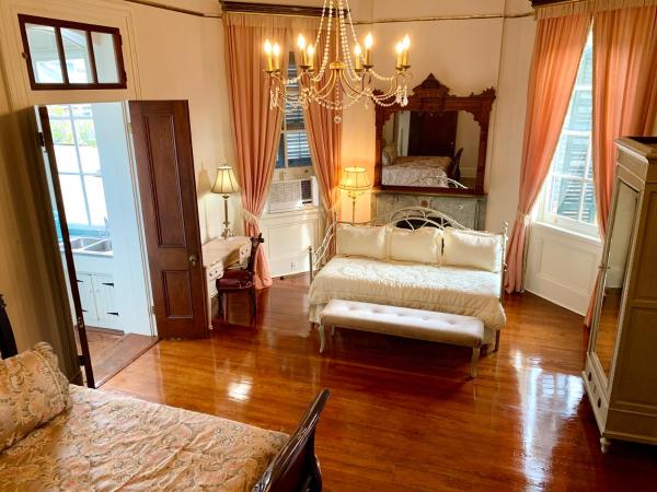 French Quarter Lanaux Mansion Bed and Breakfast : photo 6 de la chambre suite familiale avec balcon