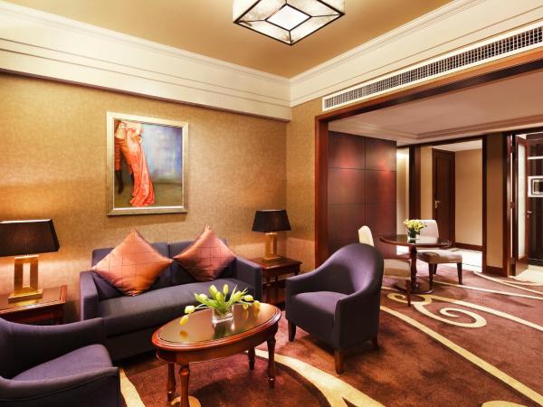 Sheraton Shenzhen Futian Hotel, Close to Metro Station, Shenzhen Futian Convention & Exhibition Centre, Futian Railway Station : photo 1 de la chambre suite sheraton avec 1 chambre lit king-size et accès au salon club