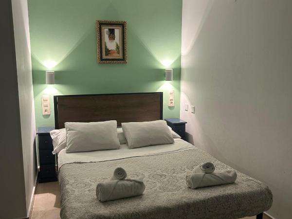 Hostal El Olivo : photo 9 de la chambre chambre triple avec terrasse