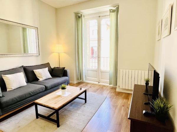 Luxury Apartment in Historic Center : photo 2 de la chambre appartement 2 chambres avec balcon