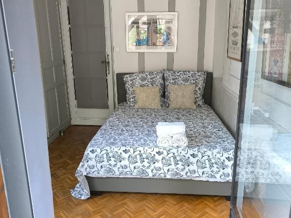 maison d'hôtes prince face au château du clos Luce : photo 2 de la chambre chambre double - vue sur jardin