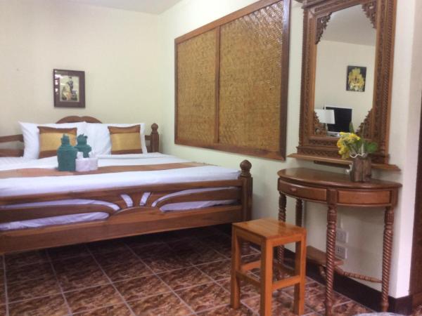 Saithong House : photo 10 de la chambre chambre double ou lits jumeaux avec lit d'appoint