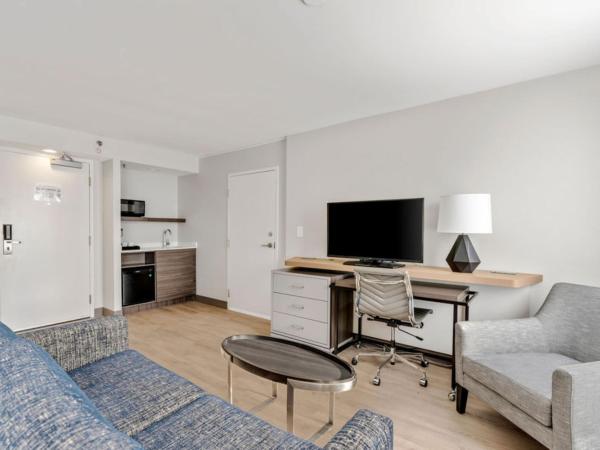 Holiday Inn & Suites Ottawa Kanata, an IHG Hotel : photo 7 de la chambre chambre lit king-size d'angle premium avec douche