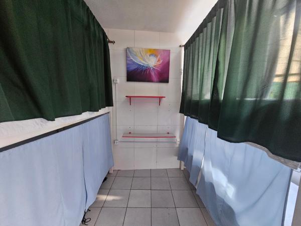 Nomads Hostel Multicultural & Coworking : photo 8 de la chambre lit dans dortoir pour femmes de 4 lits