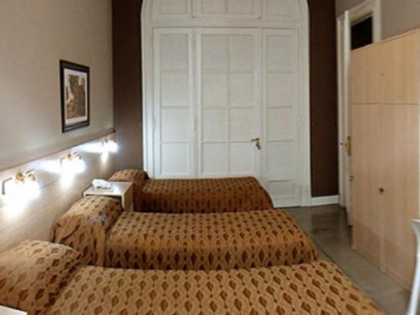 Hagoth Hostel : photo 4 de la chambre chambre triple avec salle de bains commune