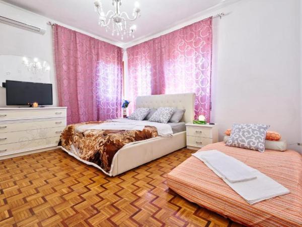 Apt Venice City : photo 1 de la chambre chambre triple avec salle de bains commune