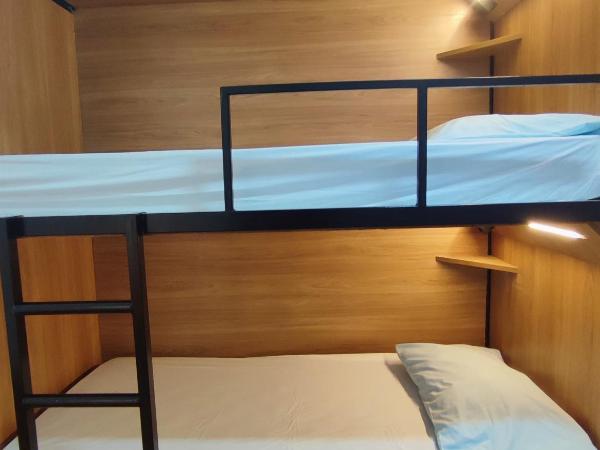 Hostel Casarão 65 : photo 10 de la chambre lit simple dans dortoir mixte