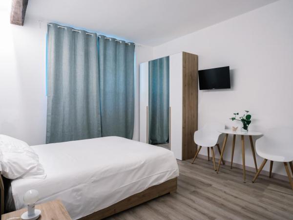 Flora Inn Scotti's House - Due passi in centro : photo 7 de la chambre chambre double avec salle de bains privative