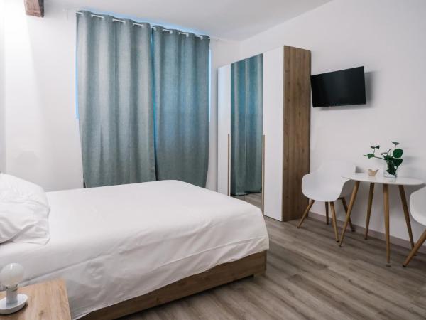 Flora Inn Scotti's House - Due passi in centro : photo 2 de la chambre chambre double avec salle de bains privative