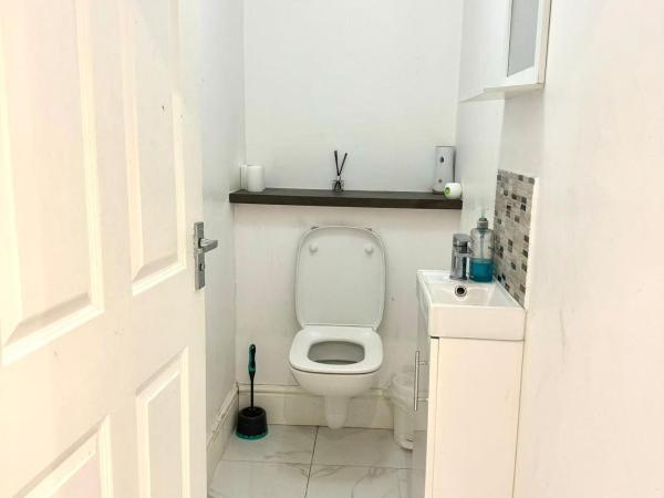 Hollybush Double Bedroom : photo 4 de la chambre chambre simple avec salle de bains commune