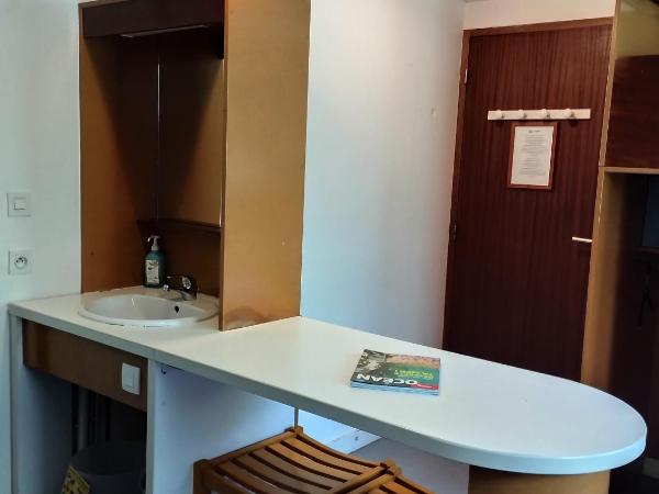 Auberge de Jeunesse HI Cancale : photo 2 de la chambre lit dans dortoir féminin de 5 lits 