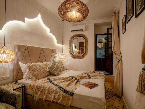Riad Yalla habibi : photo 7 de la chambre chambre lit king-size - vue sur montagne