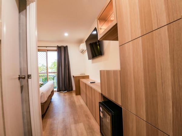 Ingenia Holidays Taigum : photo 5 de la chambre chambre lit king-size - vue sur jardin