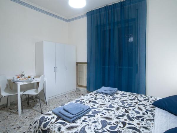 B&B Posidonia Salerno : photo 2 de la chambre chambre double avec salle de bains privative