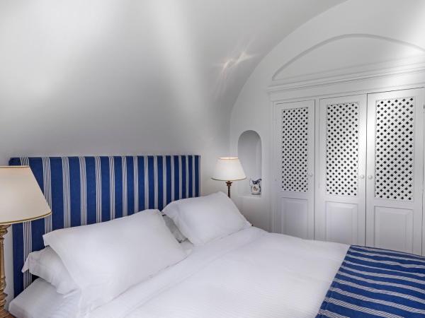 Aigialos Luxury Traditional Settlement : photo 9 de la chambre suite avec vue sur mer et volcan