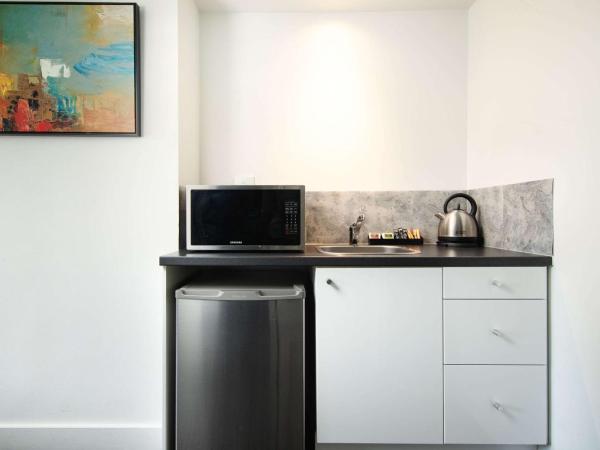 Comfort Hotel East Melbourne : photo 4 de la chambre suite lit king-size