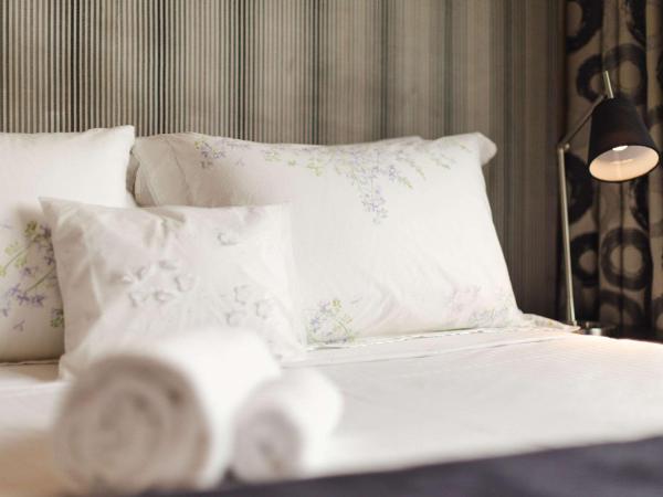 Comfort Hotel East Melbourne : photo 3 de la chambre suite lit king-size supérieure avec lit simple