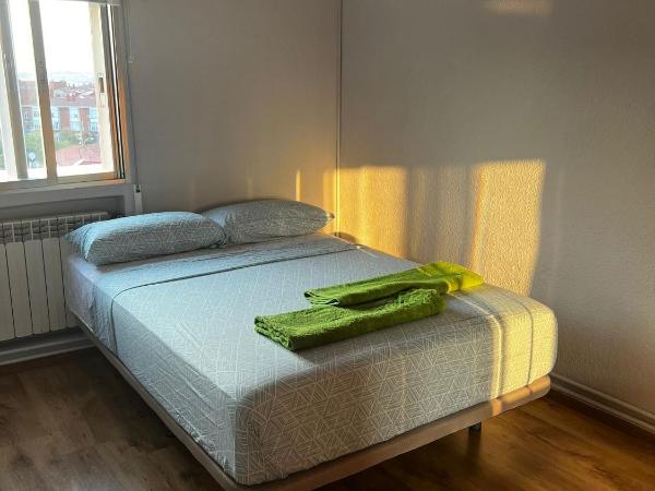 Bed VALLECAS : photo 8 de la chambre chambre double avec salle de bains commune