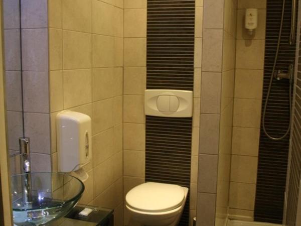 Hôtel Du Midi : photo 4 de la chambre chambre triple (1 lit double et 1 lit simple)