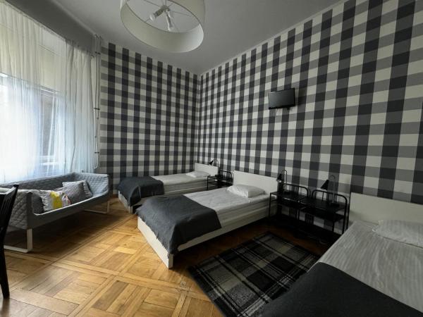 Cent Hostel : photo 3 de la chambre chambre triple basique avec salle de bains commune